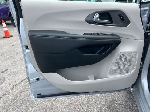 Certified 2024 Chrysler Pacifica Touring-L FWD image 35