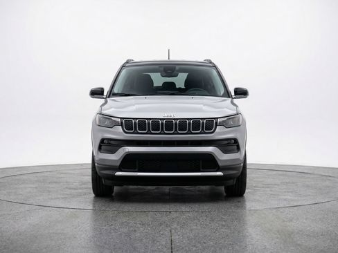 Used 2025 Jeep Compass Limited AWD/4WD image 2
