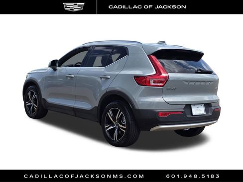 Used 2024 Volvo XC40 B5 Core image 7