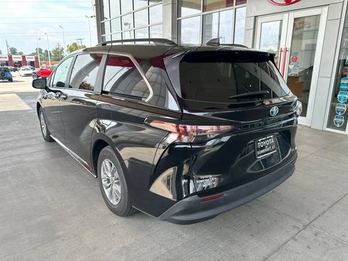 Certified 2025 Toyota Sienna XLE FWD image 5