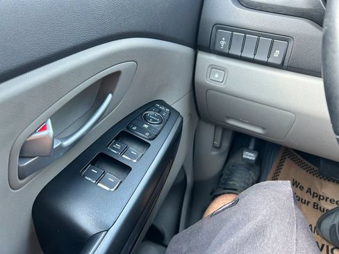 Used 2017 Kia Sedona LX w/ LX Essentials Premium Package FWD image 22