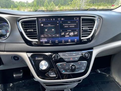Certified 2023 Chrysler Pacifica Touring-L FWD image 33