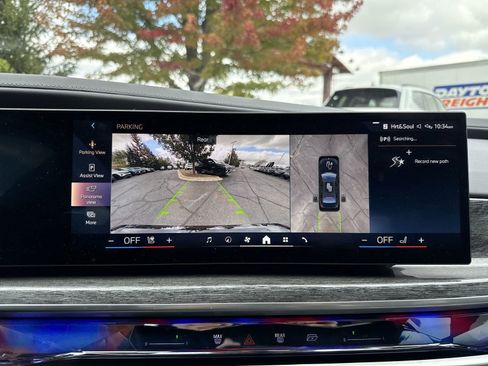 Used 2024 BMW 760i xDrive w/ Premium Package image 19