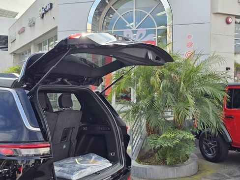 New 2025 Jeep Grand Cherokee L Laredo image 8