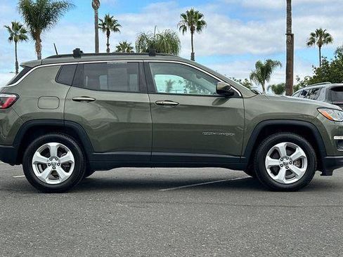 Used 2017 Jeep Compass Latitude FWD image 3