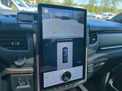 Used 2024 Ford Expedition Platinum image 30