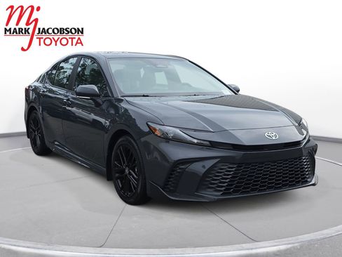 Used 2025 Toyota Camry SE image 5