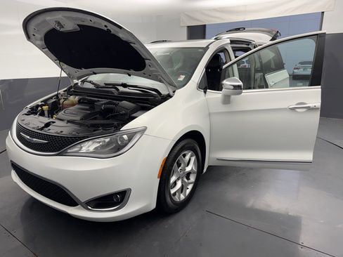 Used 2020 Chrysler Pacifica Limited w/ 8-pass Seating Package image 16