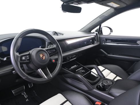 Certified 2025 Porsche Cayenne Turbo GT AWD/4WD image 4