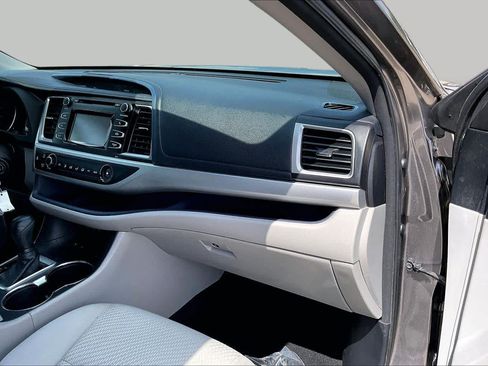 Used 2018 Toyota Highlander LE FWD image 18