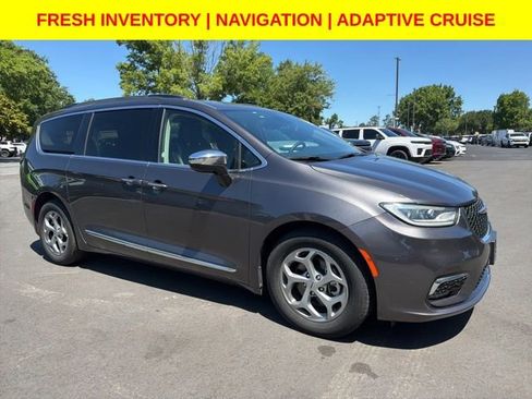 Used 2023 Chrysler Pacifica Limited FWD image 1