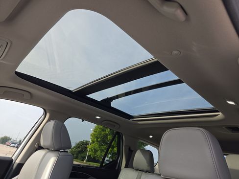 Certified 2025 Honda Pilot Touring image 16