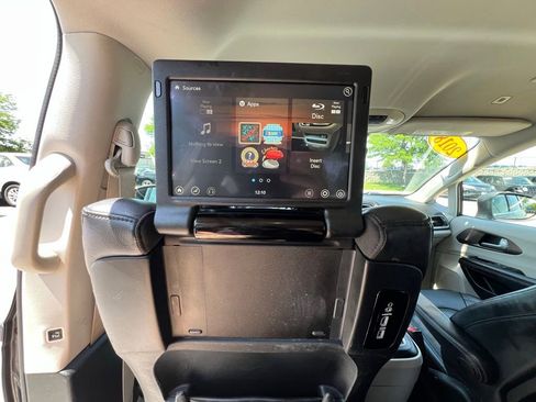 Used 2018 Chrysler Pacifica Touring-L Plus FWD image 24