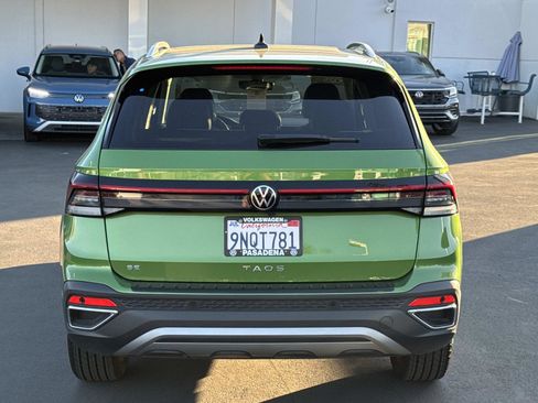 Certified 2025 Volkswagen Taos SE w/ Panoramic Sunroof Package FWD image 4