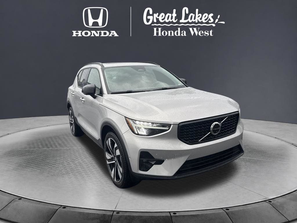 Used 2023 Volvo XC40 B5 Plus w/ Driver Assist Package AWD/4WD image 3
