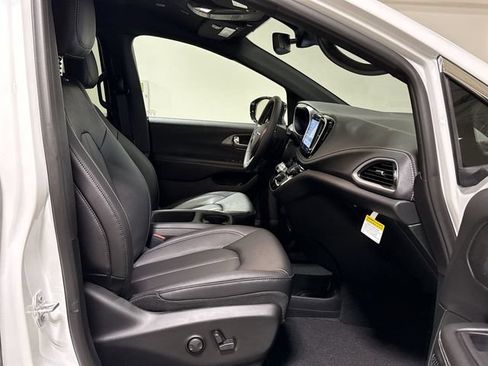 New 2026 Chrysler Pacifica Select AWD/4WD image 22