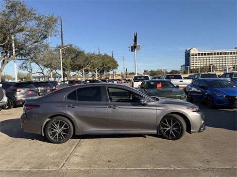 Used 2023 Toyota Camry SE image 4