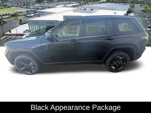 Certified 2025 Jeep Grand Cherokee Limited w/ Black Appearance Package image 9
