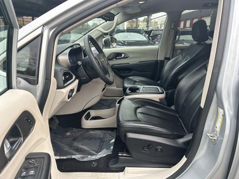 Used 2023 Chrysler Pacifica Touring-L image 11