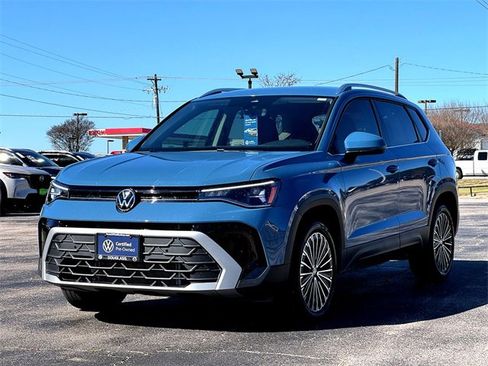 Certified 2025 Volkswagen Taos SE image 4