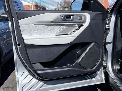 Used 2025 Ford Explorer Platinum w/ Ultimate Package AWD/4WD image 21