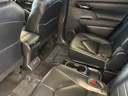 Used 2023 Toyota Highlander XLE w/ Protection Package #3 (TMS) FWD image 12
