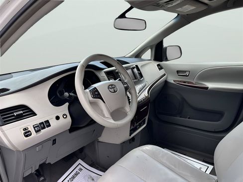 Used 2011 Toyota Sienna XLE w/ Premium Pkg FWD image 10