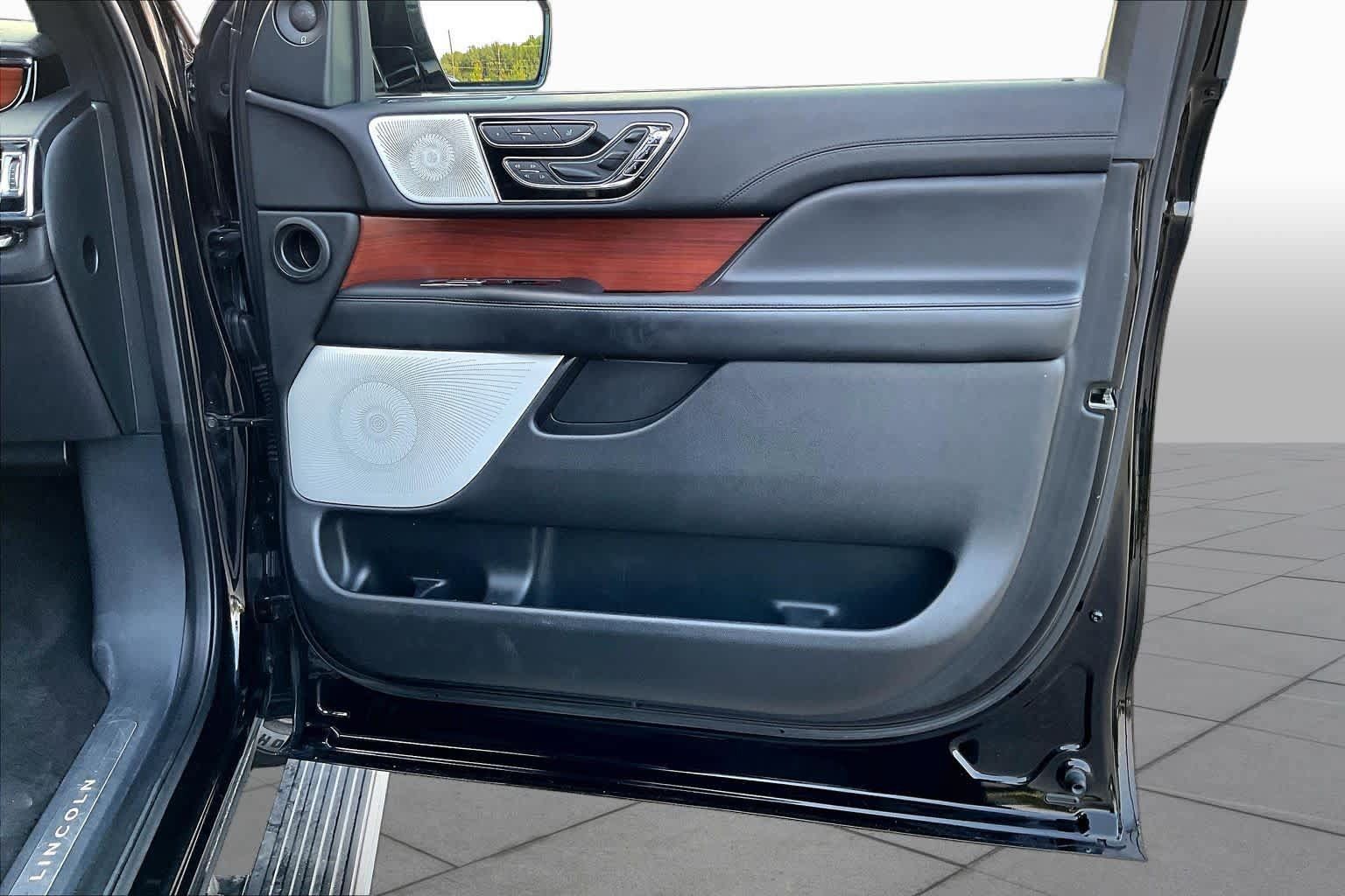 Used 2021 Lincoln Navigator L Reserve AWD/4WD image 22