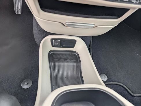 Used 2023 Chrysler Pacifica Touring-L FWD image 17