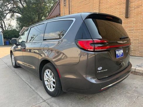 Used 2023 Chrysler Pacifica Touring-L FWD image 19