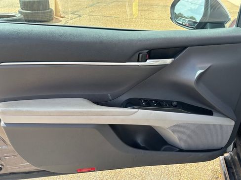 Used 2020 Toyota Camry SE image 5
