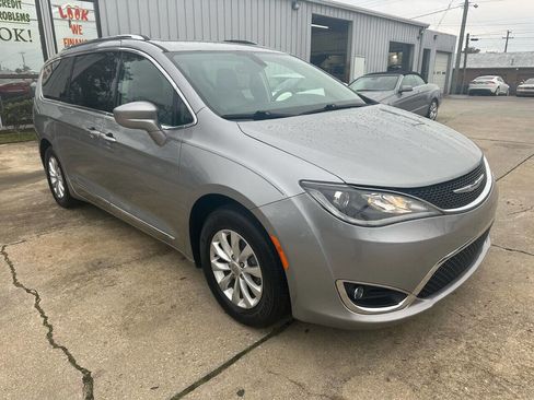 Used 2018 Chrysler Pacifica Touring-L Plus image 4
