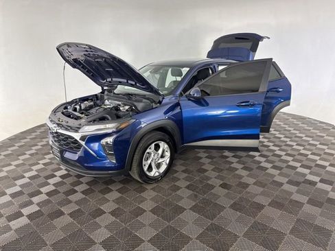 Used 2024 Chevrolet Trax LS w/ LS Convenience Package FWD image 10