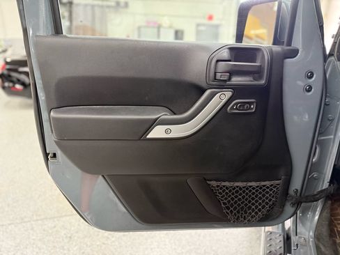 Used 2015 Jeep Wrangler Unlimited Sahara w/ Dual Top Group AWD/4WD image 9