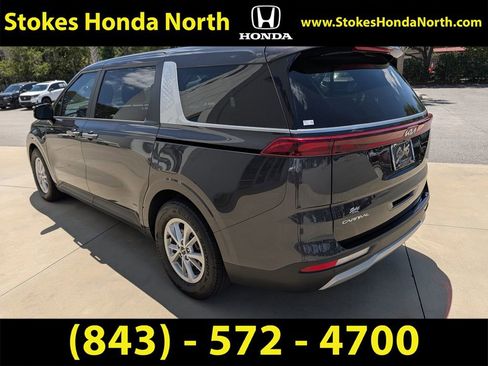 Used 2023 Kia Carnival LX FWD image 4