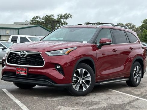 Certified 2025 Toyota Highlander XLE AWD/4WD image 42