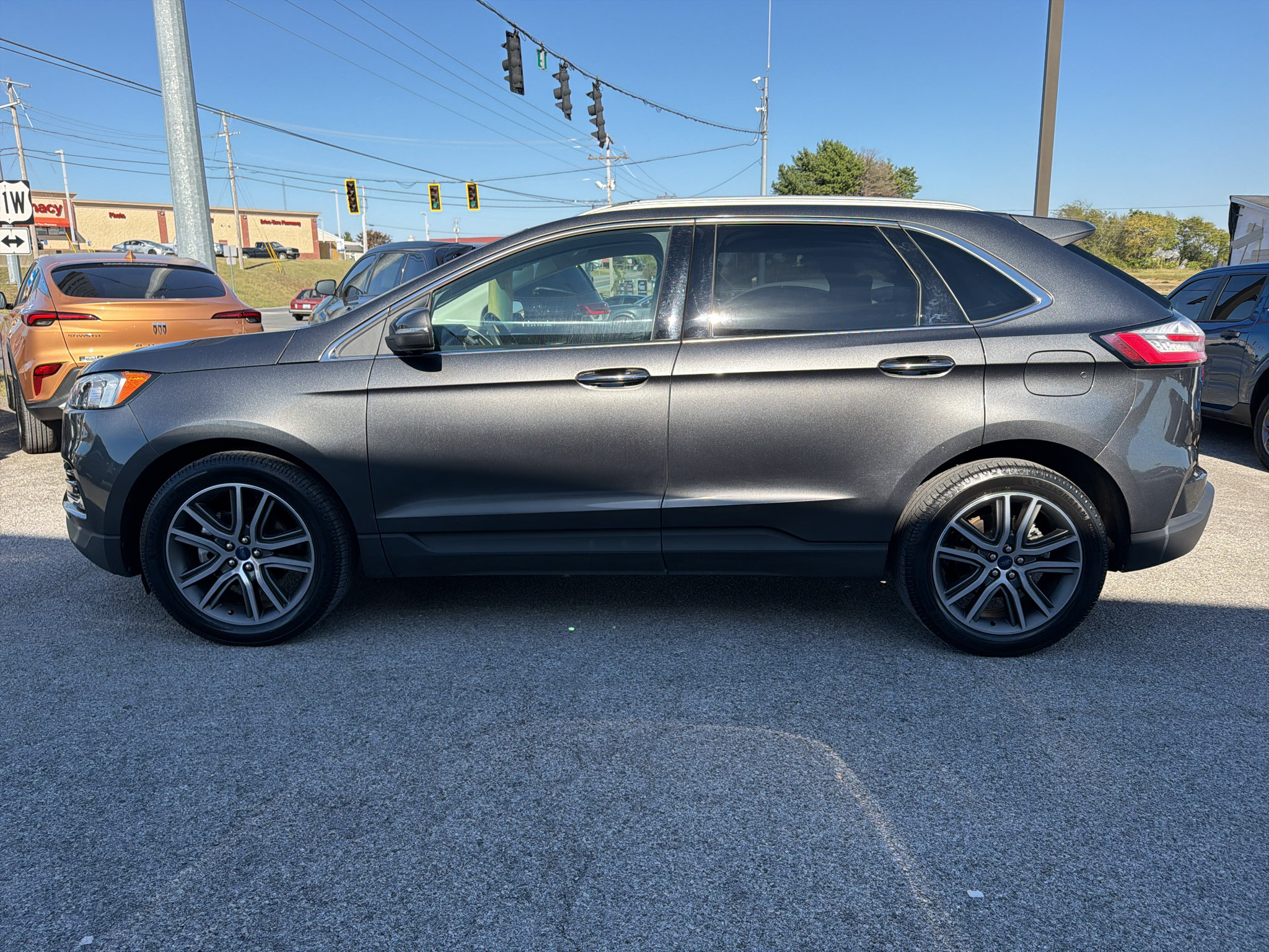 Used 2020 Ford Edge Titanium FWD image 8