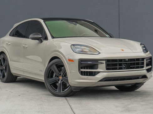 Used 2025 Porsche Cayenne GTS AWD/4WD image 5