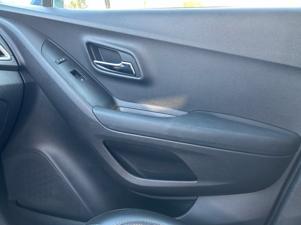 Used 2020 Chevrolet Trax LT w/ LT Convenience Package FWD image 18