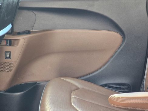 Used 2017 Chrysler Pacifica Limited FWD image 11