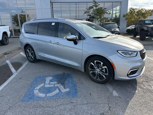 New 2026 Chrysler Pacifica Pinnacle w/ Trailer Tow Group FWD image 41
