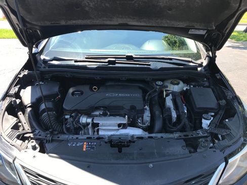 Used 2017 Chevrolet Cruze LT w/ Convenience Package FWD image 8