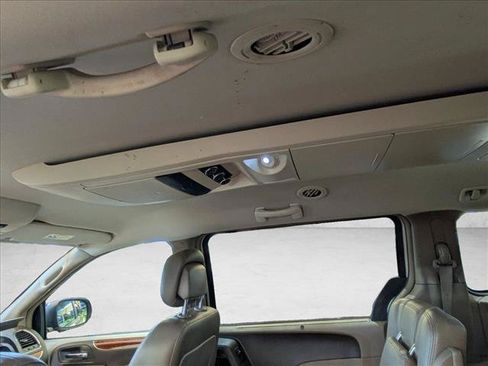 Used 2015 Chrysler Town & Country Touring w/ Driver Convenience Group FWD image 12