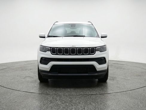 Used 2025 Jeep Compass Latitude AWD/4WD image 2