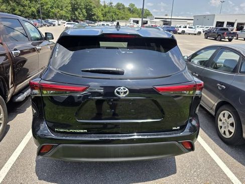Used 2021 Toyota Highlander XLE FWD image 3