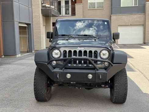 Used 2018 Jeep Wrangler Unlimited Rubicon w/ Cold Weather Group AWD/4WD image 8