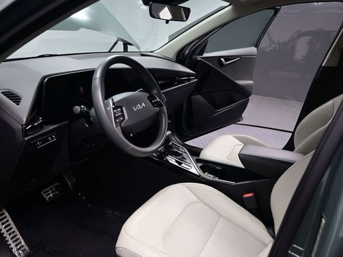 Used 2023 Kia Niro EX Touring image 8