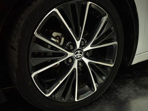 Used 2024 Toyota Prius XLE FWD image 3