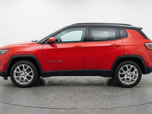 Used 2025 Jeep Compass Limited image 5