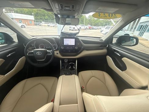 Used 2023 Toyota Highlander XLE FWD image 18
